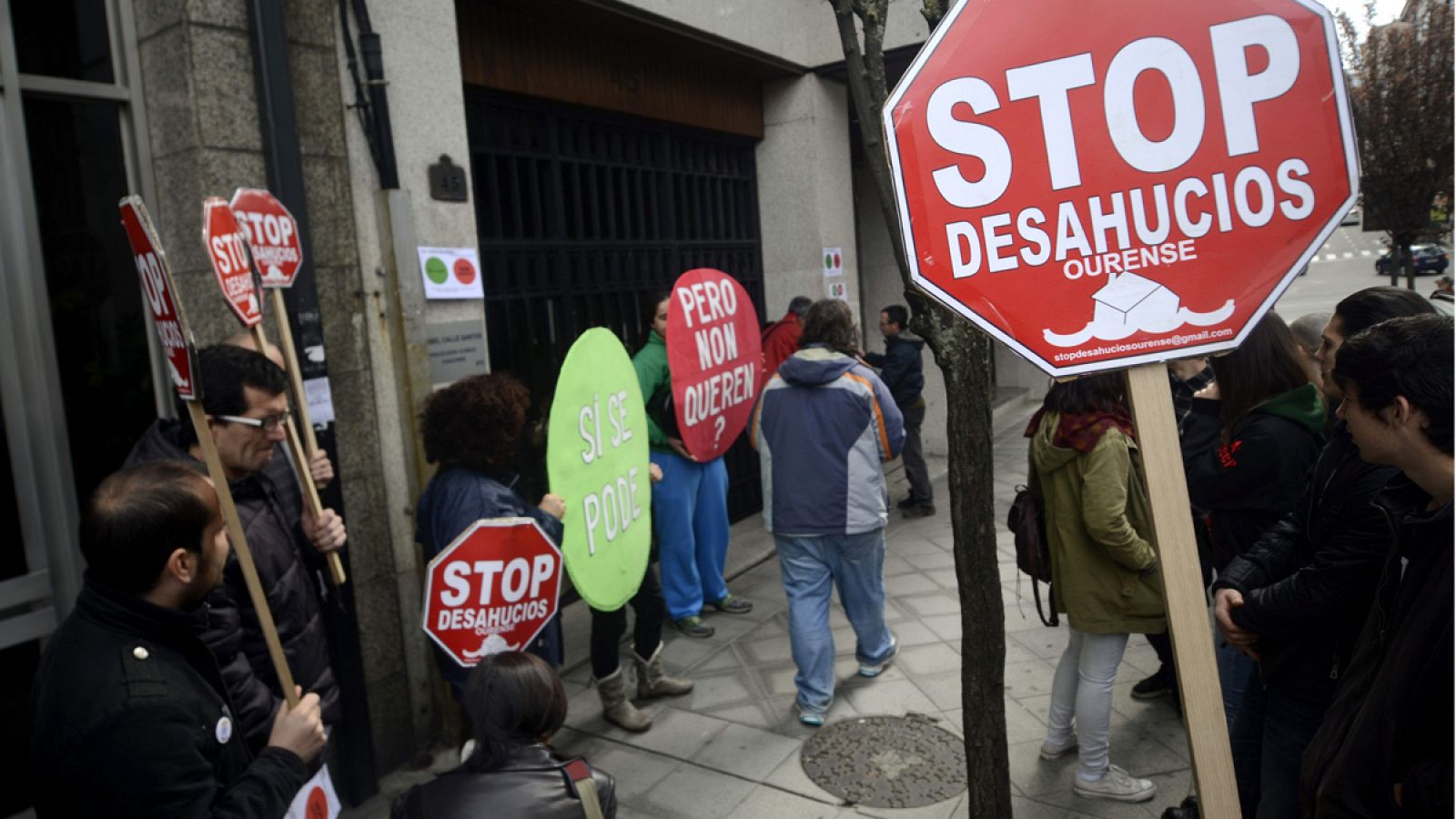 STOP DESAHUCIOS HACE UN ESCRACHE EN OURENSE ANTE LA CASA DE UN DIPUTADO PP