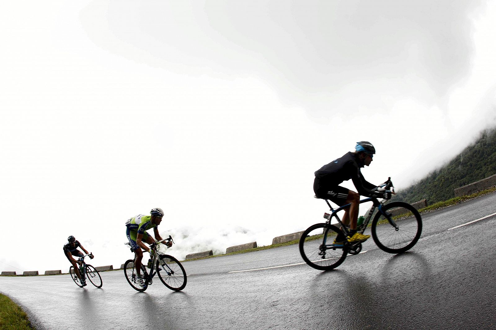 Imagen de archivo de tres corredores durante el Tour de Francia camino del Tourmalet.