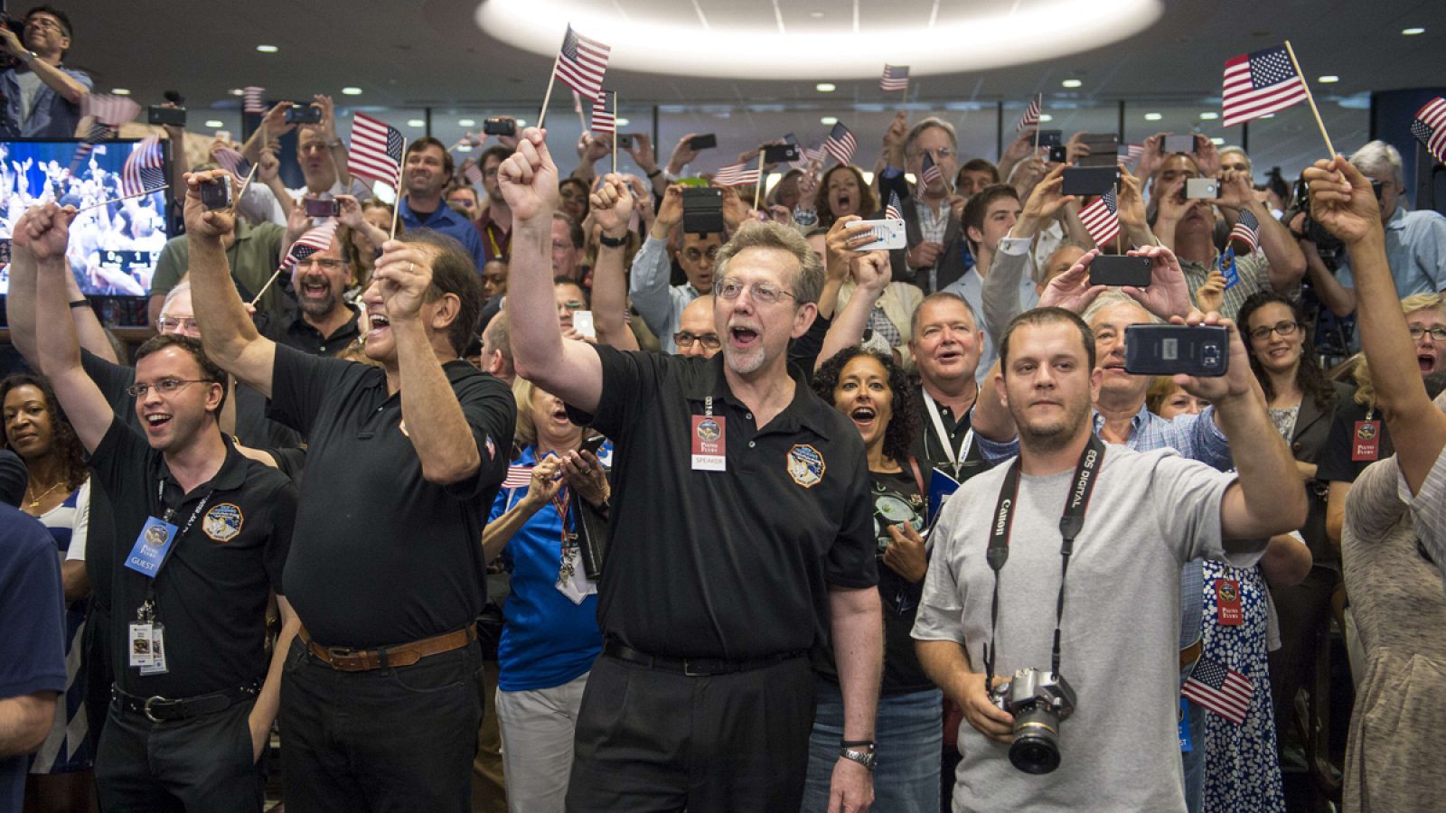 Fotografía cedida por la NASA que muestra las celebraciones en el Laboratorio de Física Aplicada Johns Hopkins, localizado en Laurel (Maryland), tras conocer el éxito de la misión 'New Horizons'.