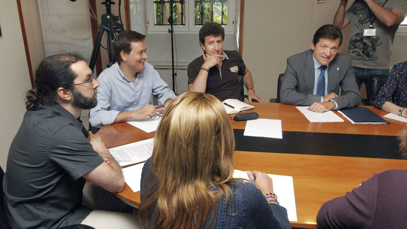 El candidato del PSOE a la Presidencia del Principado, Javier Fernández (d), en la ronda de contactos con el resto de grupos políticos para buscar un acuerdo que facilite su investidura.En la fotografia al inicio de la reunion con Podemos encabezado