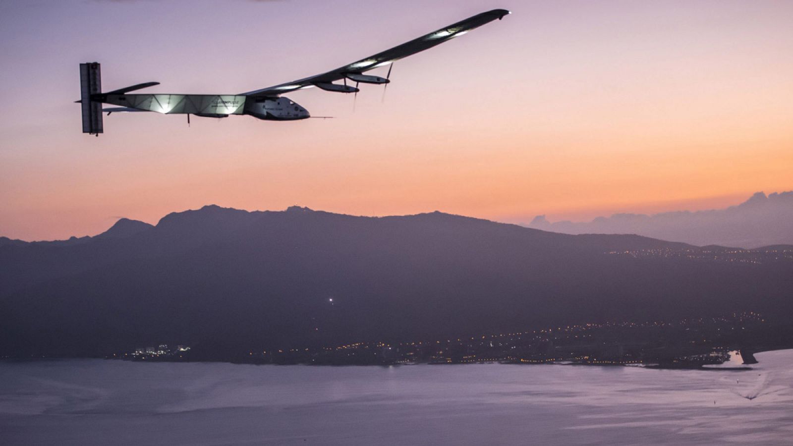 El avión Solar Impulse II llegando al aeropuerto de Kalaeloa, en Hawai, el pasado 3 de julio