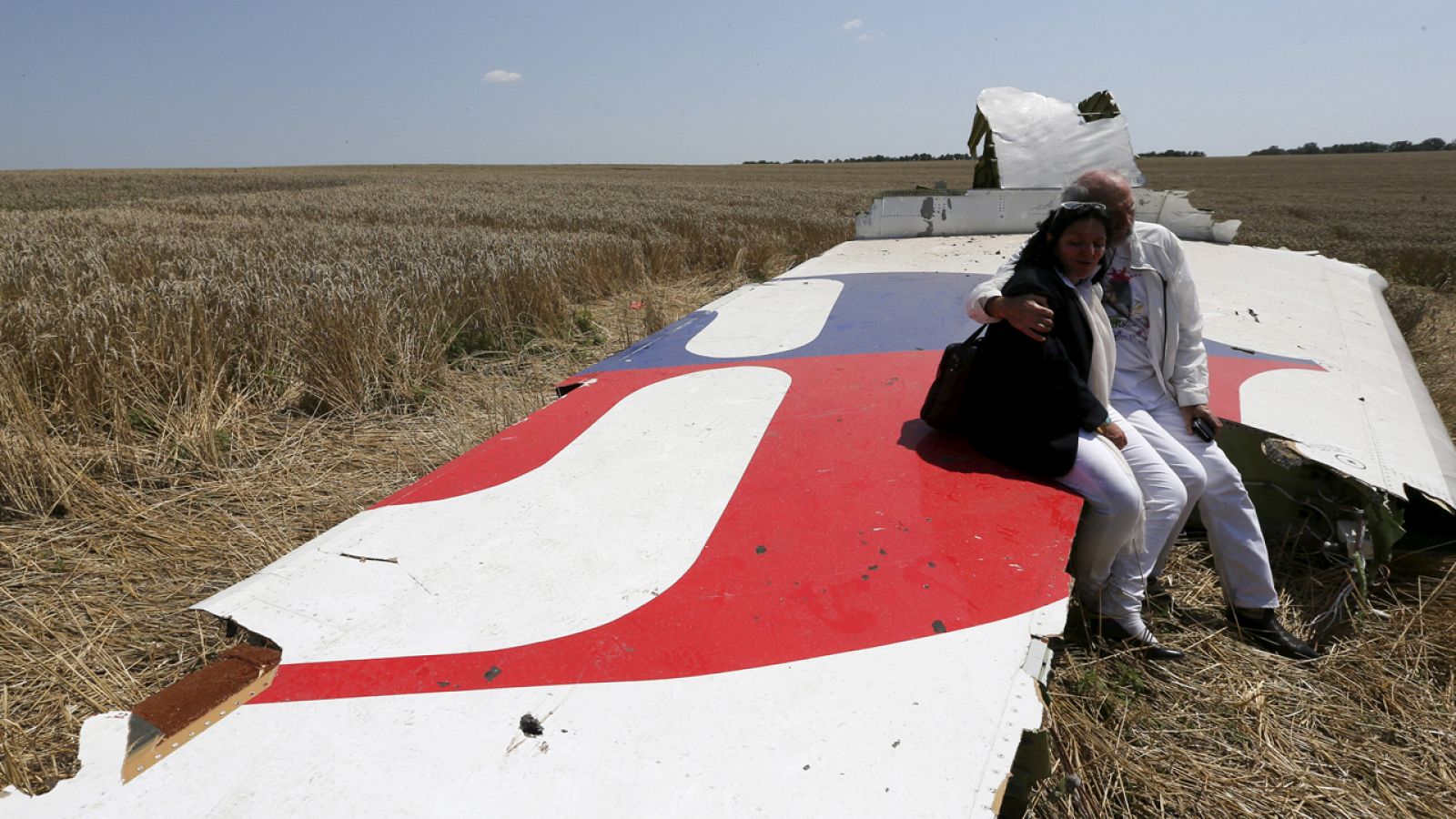 Familiares de las víctimas del vuelo MH17 en el lugar donde se estrelló el avión
