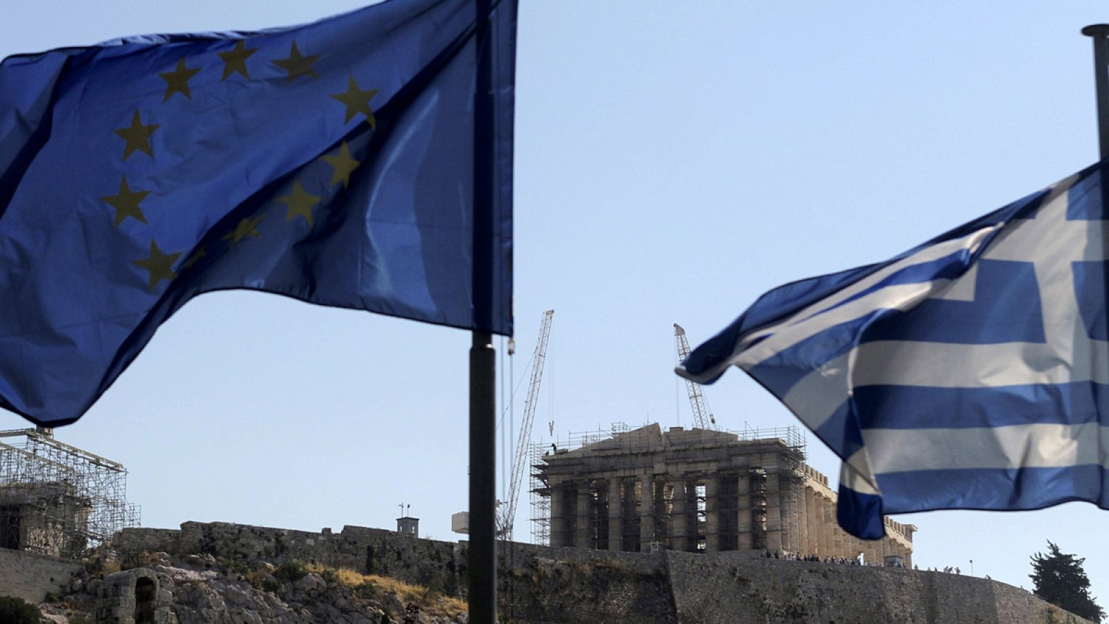 Las banderas de la UE y de Grecia ondean con el Partenón al fondo