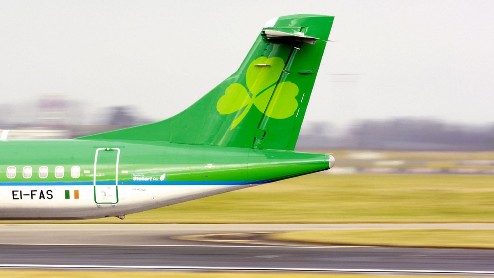 Un avión de Aer Lingus aterriza en el aeropuerto de Dublín