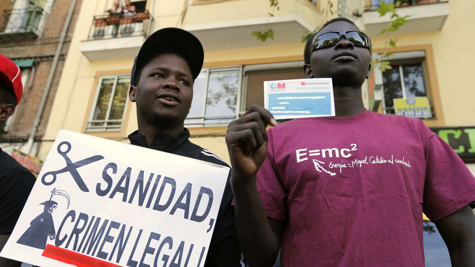Protesta en contra de la retirada de la tarjeta sanitaria a los inmigrantes sin residencia en 201