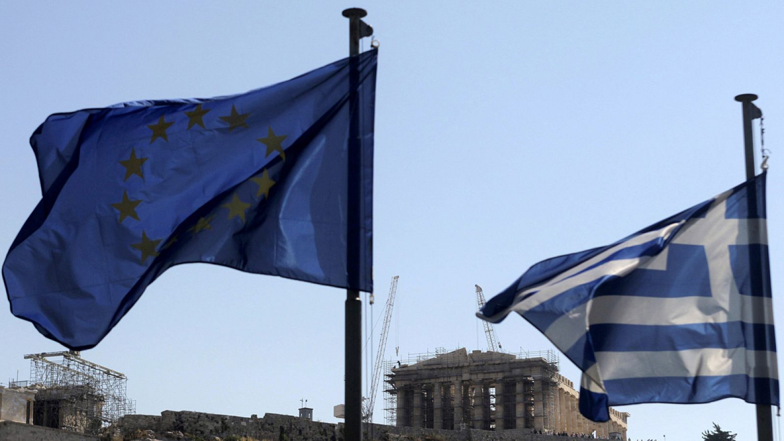 Las banderas de la UE y de Grecia ondean en Atenas