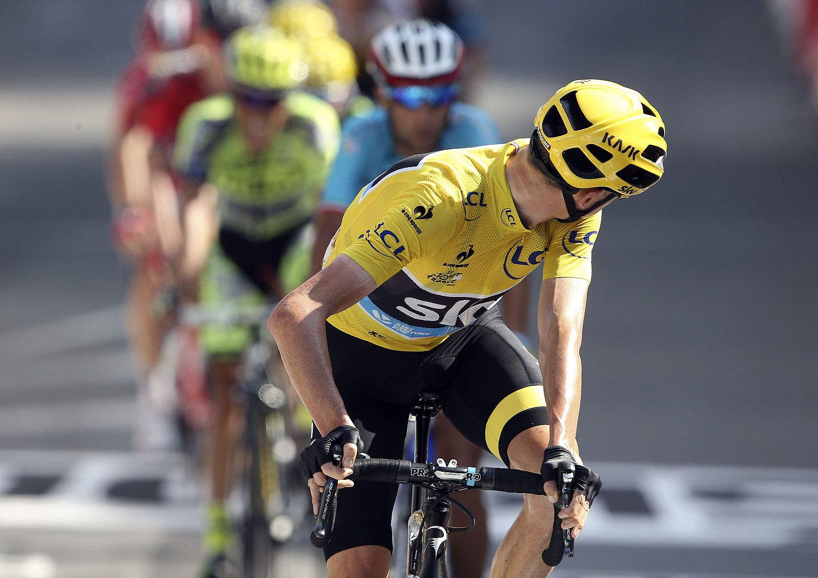 Imagen del líder del Tour 2015, Chris Froome, vigilando a sus rivales durante la etapa 13.