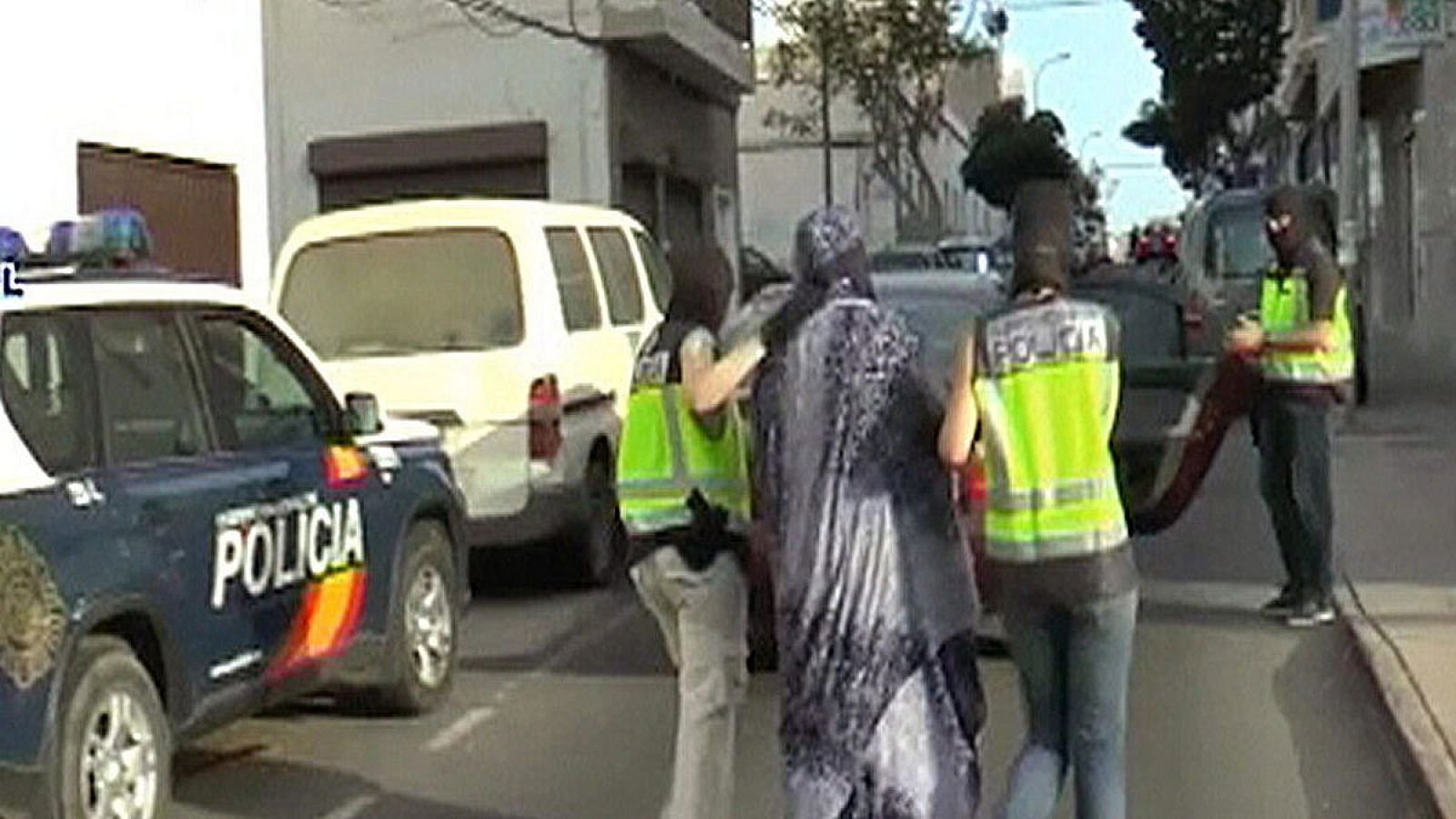 Fotografía de archivo del arresto de una mujer en Lanzarote acusada de reclutar niñas para el Estado Islámico