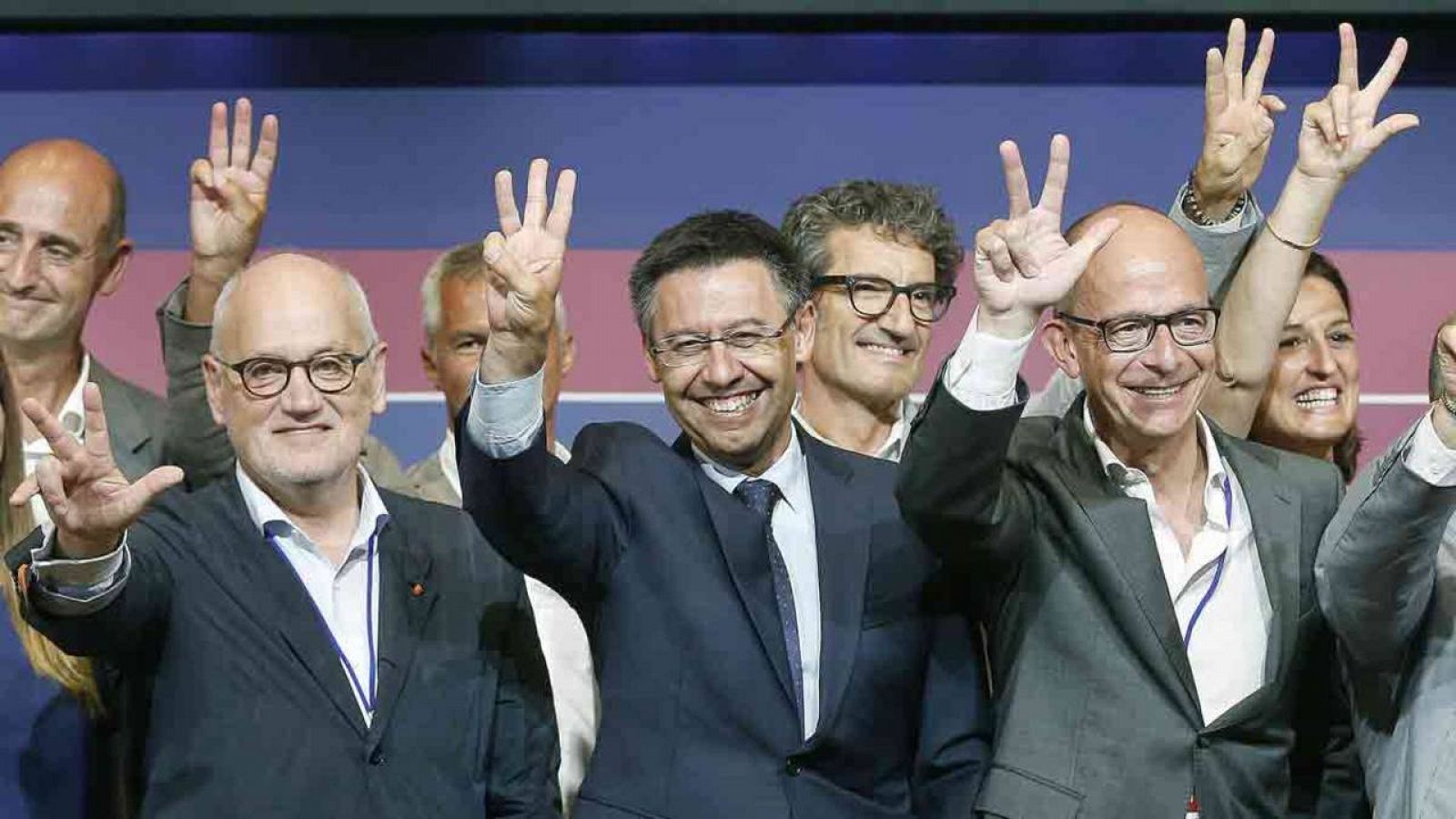 Josep Maria Bartomeu junto a su equipo, tras proclamarse presidente del FC Barcelona. 
