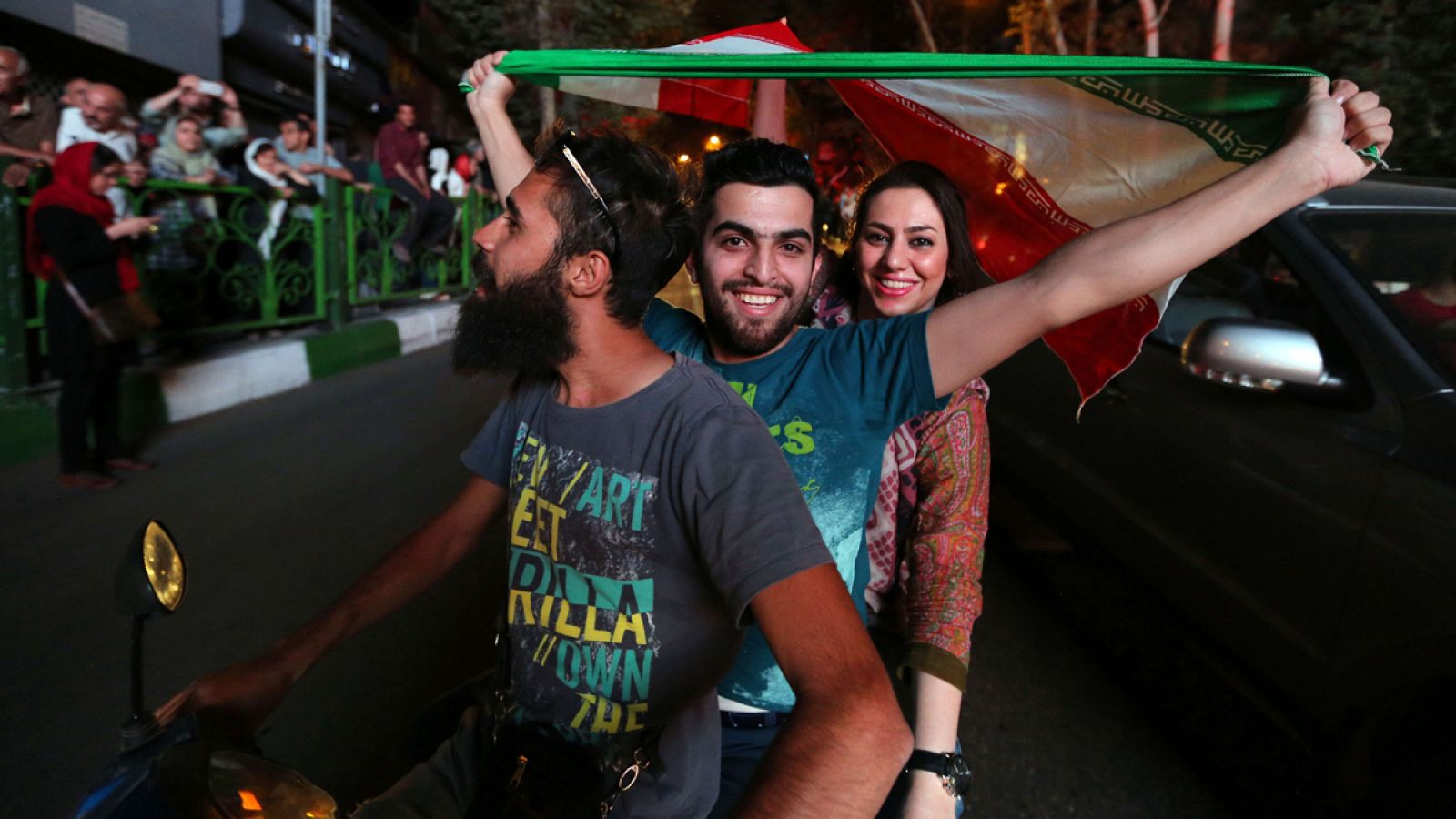 Un grupo de iraníes ondean una bandera del país en Teherán para celebrar el acuerdo nuclear el pasado 14 de julio.