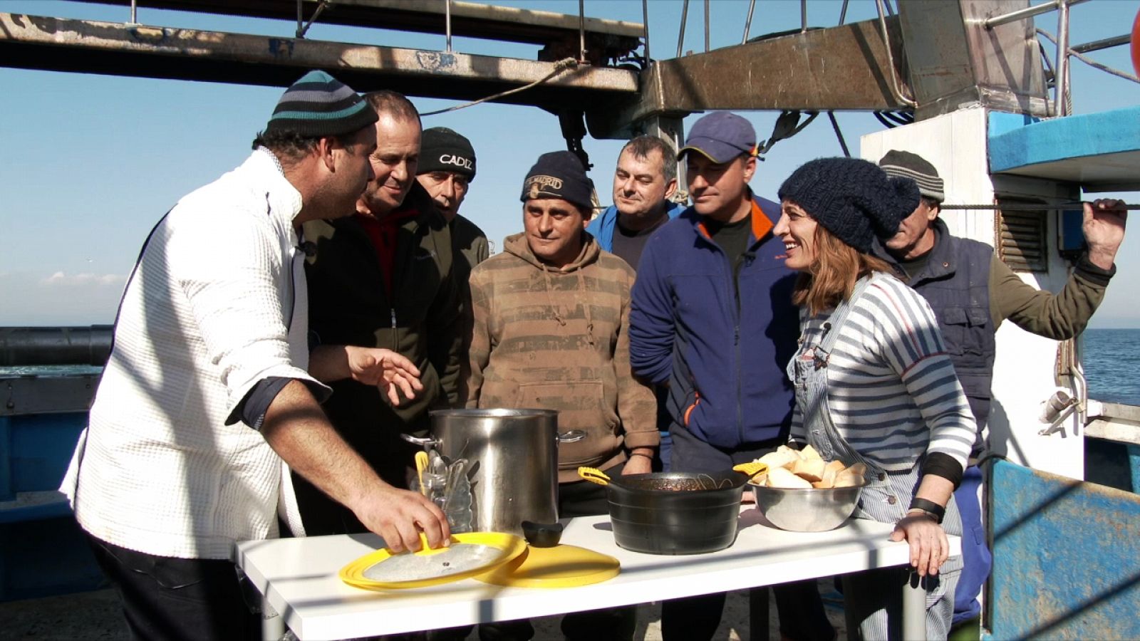 Los chefs Ángel León y Begoña Rodrigo, con la tripulación