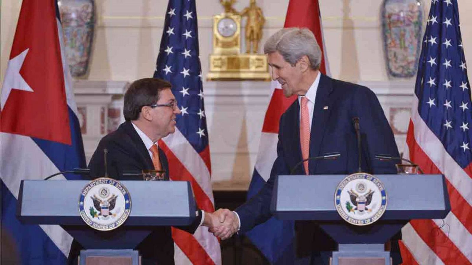 El canciller de Cuba, Bruno Rodríguez, y el secretario de Estado de EE.UU., John Kerry.