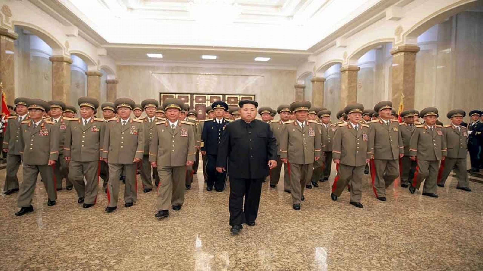 El líder norcoreano, Kim Jong-un, junto a oficiales del ejército
