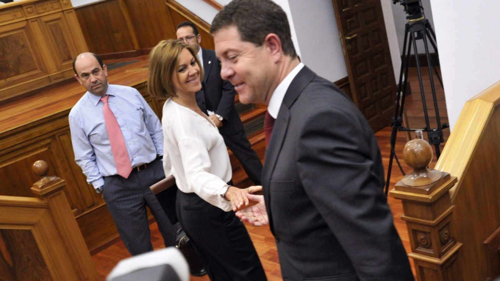 Emiliano García-Page saluda a la expresidenta de Castilla-La Mancha, María Dolores de Cospedal, tras ser investido.