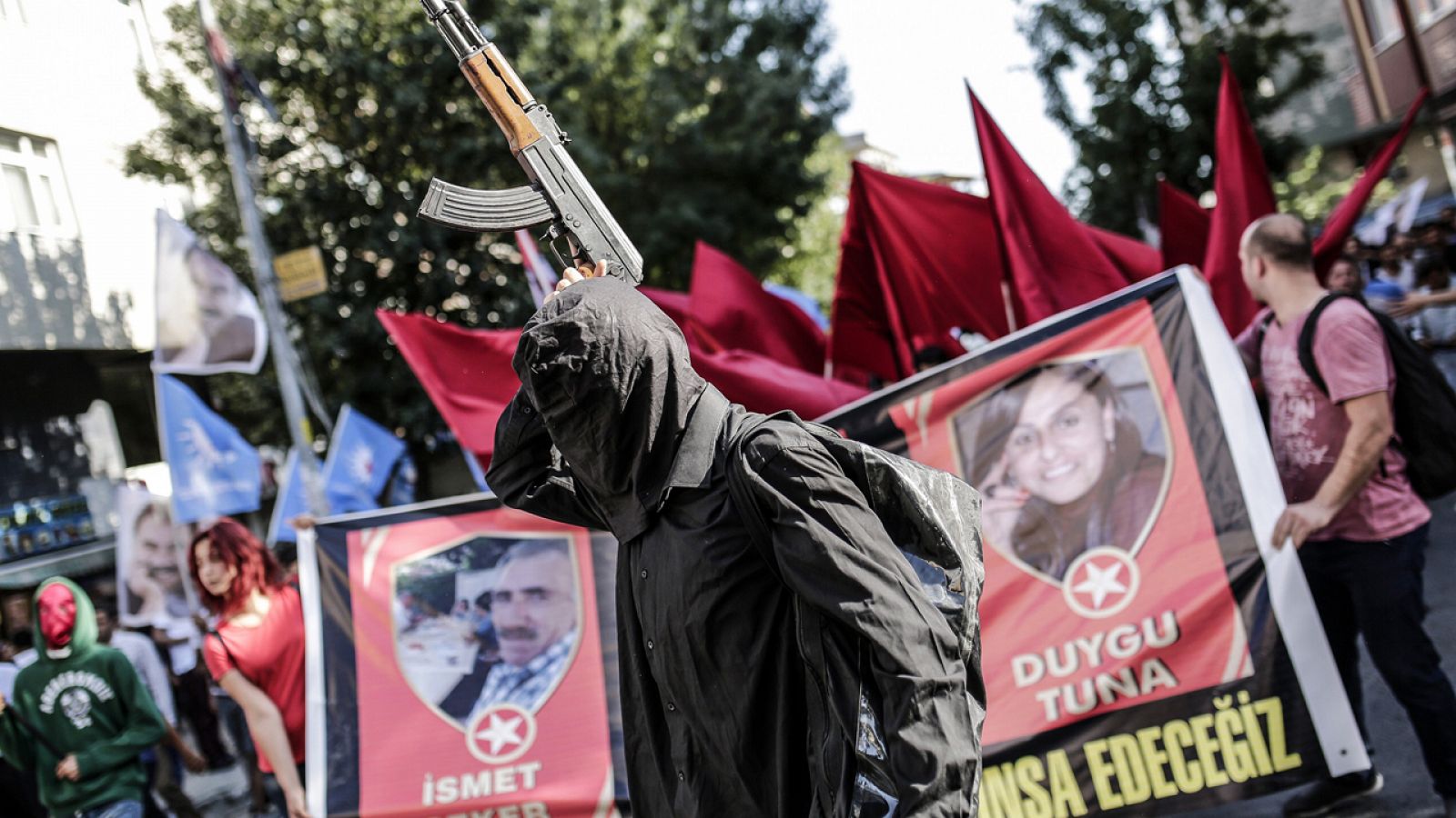 Un miliciano abre el cortejo fúnebre de víctimas del atentado de Suruç, Turquía