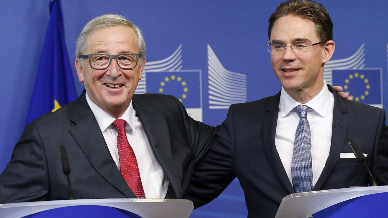 El presidente de la Comisión Europea, Jean-Claude Juncker, y el vicepresidente encargado de Inversión, Competitividad, Crecimiento y Empleo, Jyrki Katainen
