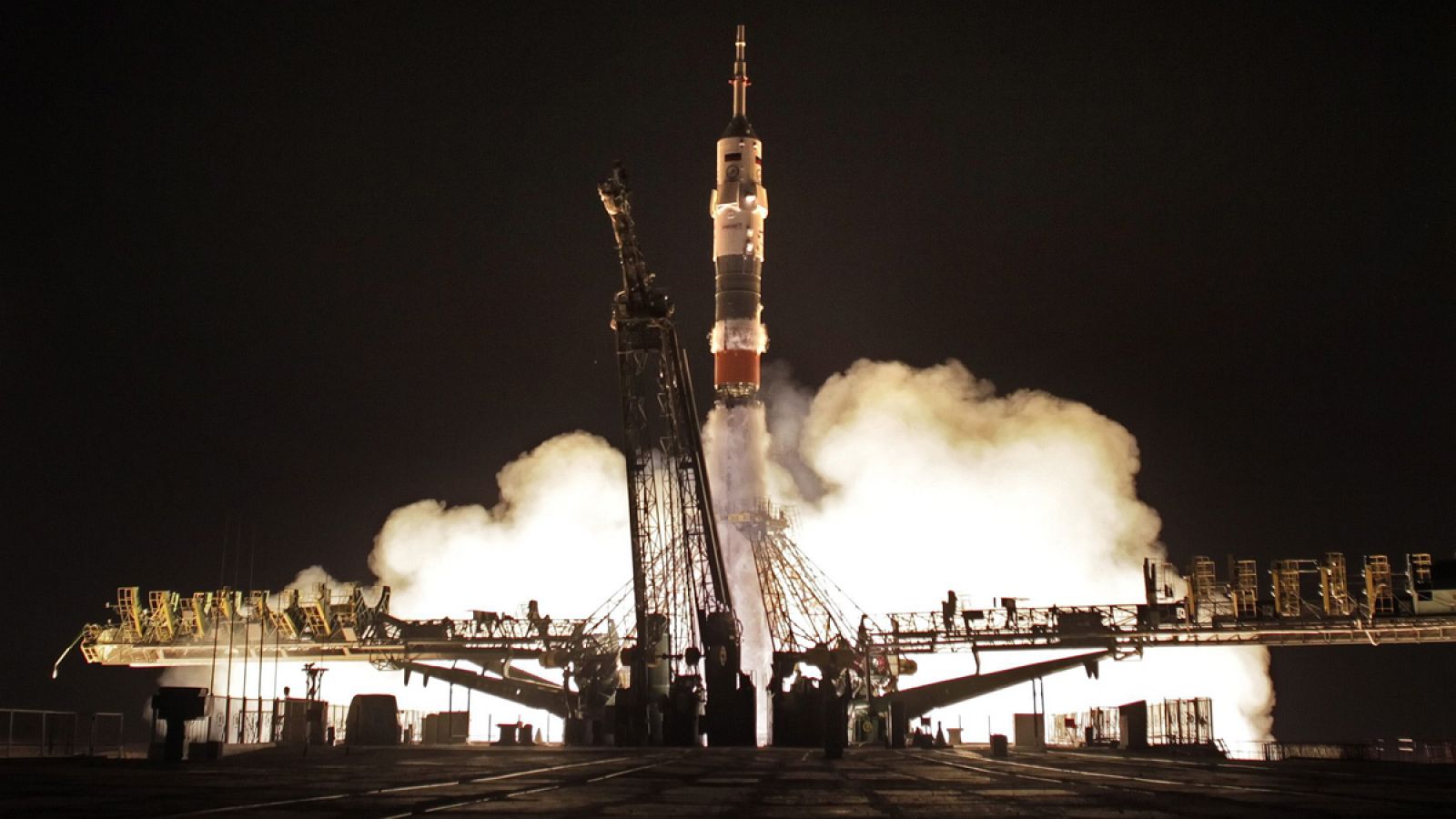 El cohete Soyuz TMA-17M durante el despegue rumbo a la Estación Especial Internacional en en Baikonur (Kazajistán).