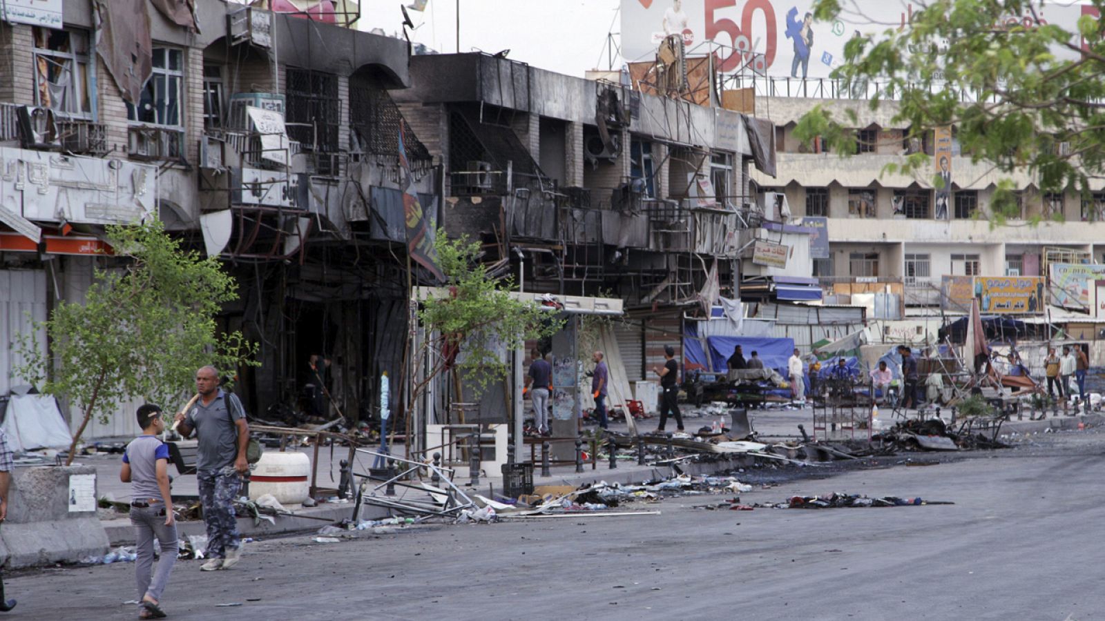 Lugar donde este miércoles explotó un coche bomba en Bagdad. EFE/MOHAMMED JALIL