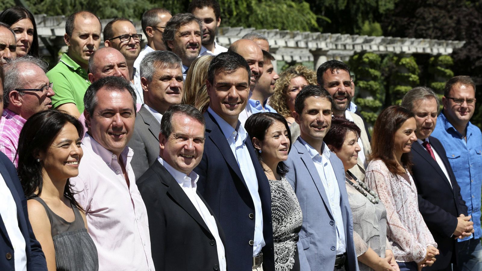 El secretario general del PSOE, Pedro Sánchez (4-i), en un foro con alcaldes socialistas en Madrid