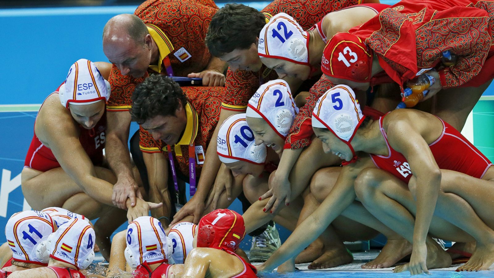 El equipo de waterpolo femenino español se reune alrededor de Miki Oca