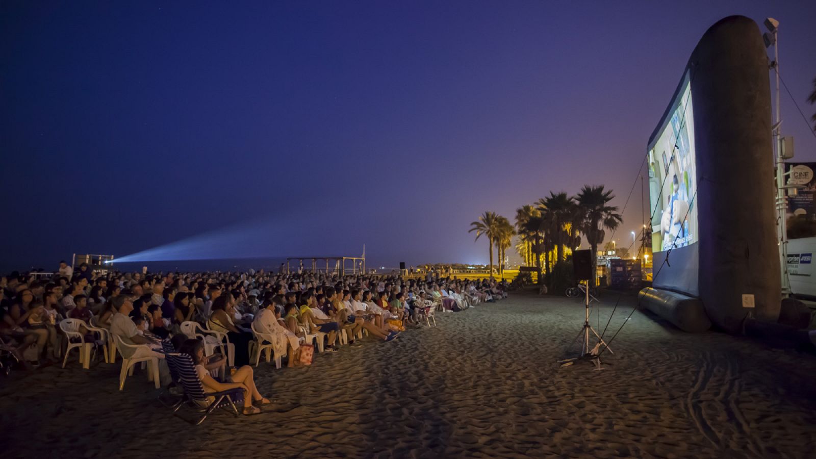 Proyección de una película en la playa de 'La Misericordia' de Málaga