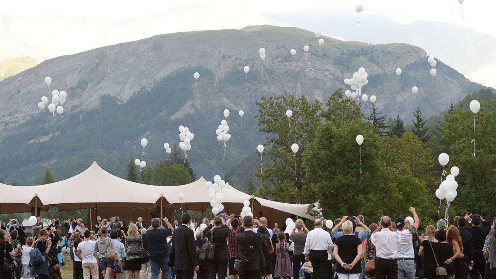 Familiares de las víctimas del A320 de Germanwings organizan un homenaje en Los Alpes