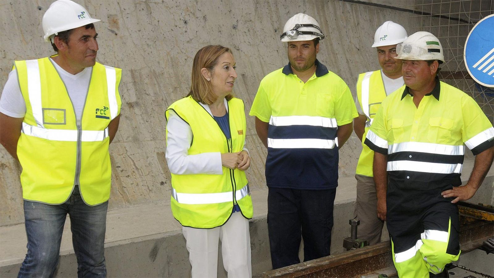 La ministra de Fomento, Ana Pastor, visita las obras del tramo de la Variante de Pajares en la línea de Alta Velocidad que une Valladolid y Asturias.