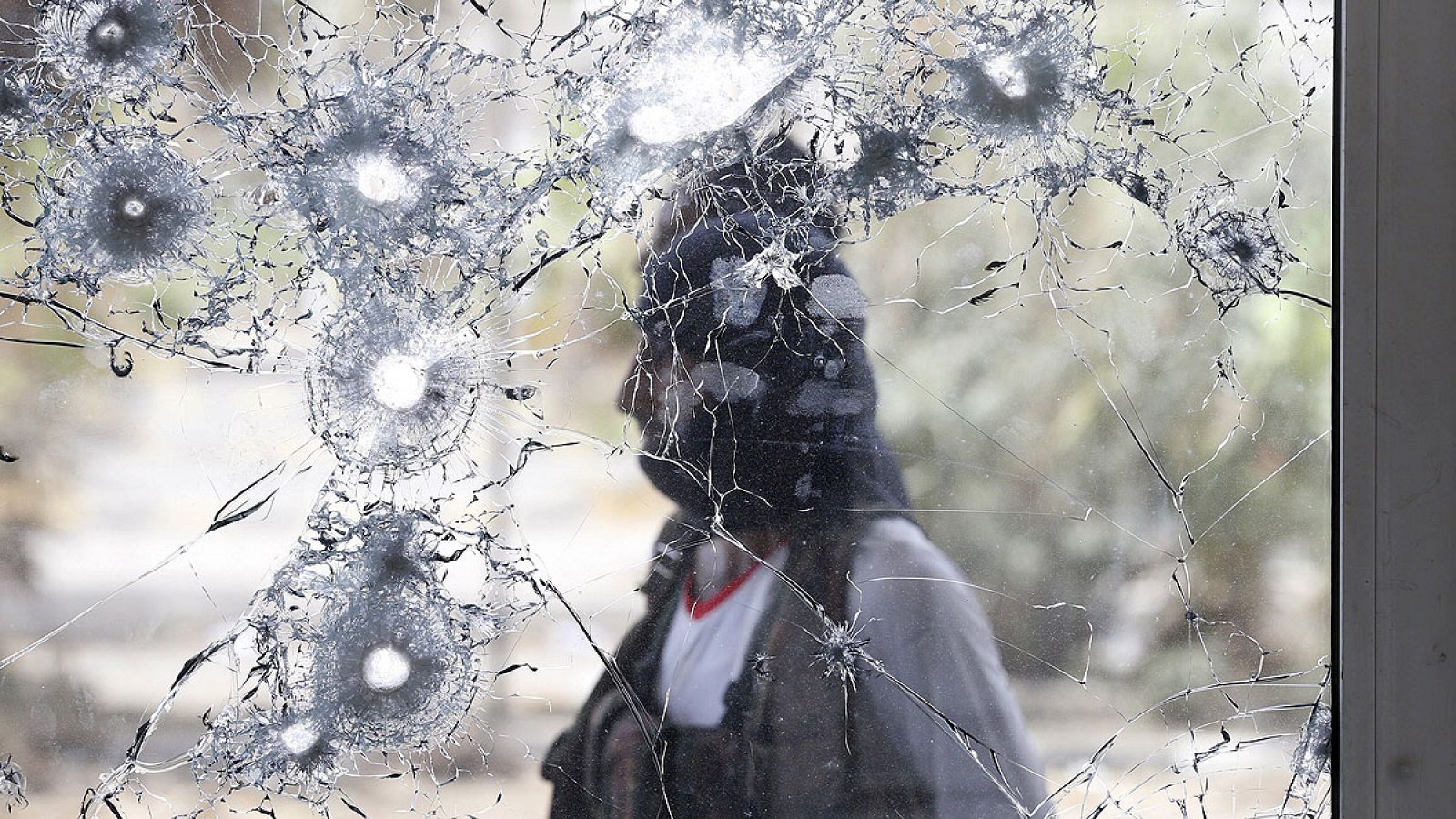 Un guerrillero de la Resistencia Sur a través de un cristal tiroteado en el aeropuerto de Adén