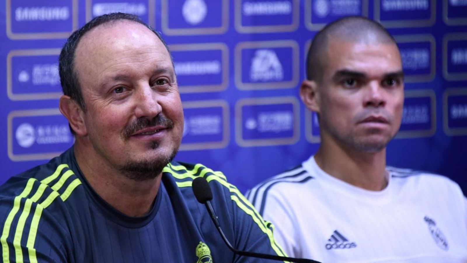 El entrenador del Real Madrid, Rafael Benítez, junto al defensa portugués Pepe.