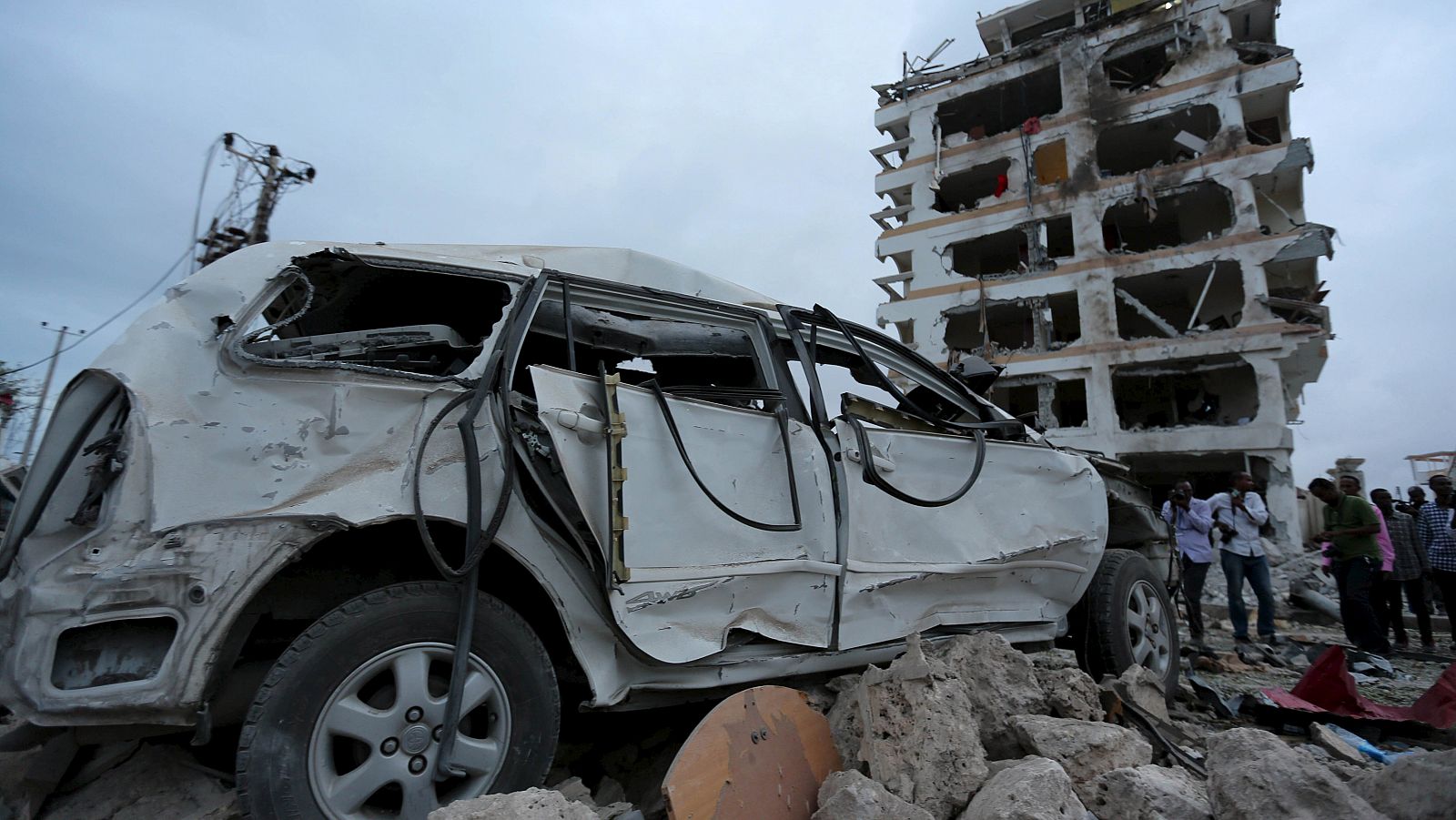 Un hotel queda destruido en la capital somalí después del atentado