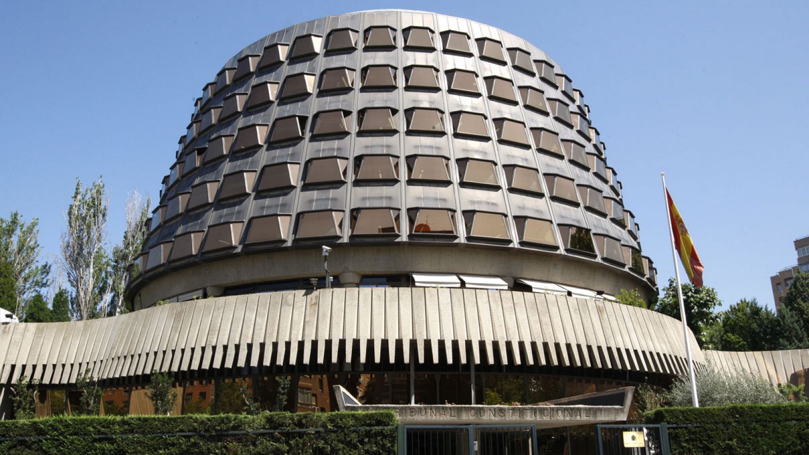 Edificio sede del Tribunal Constitucional en la calle Domenico Scarlatti de Madrid.