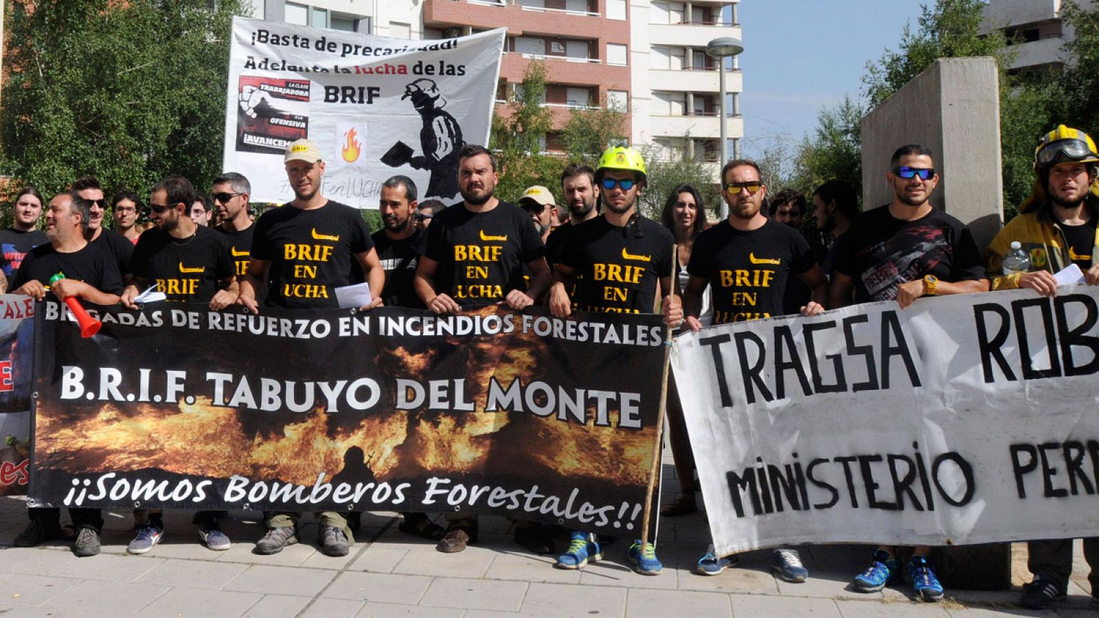 Los trabajadores de las Brigadas de Refuerzo contra Incendios Forestales de Tabuyo del Monte, en una protesta el pasado 17 de julio