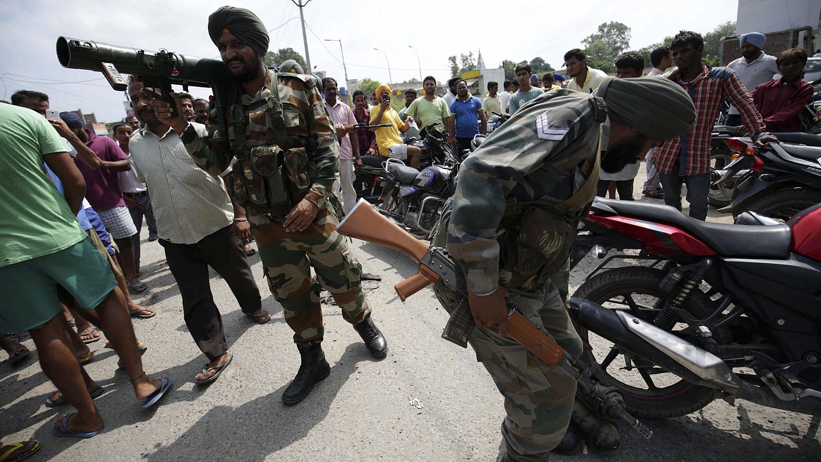 Soldados indios toman posiciones durante el tiroteo en una comisaría en la que han muerto 10 personas