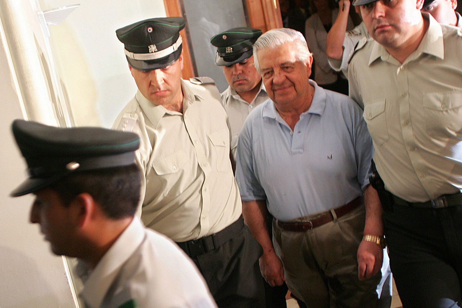 Imagen de archivo del exgeneral y jefe de la DINA Manuel Contreras, en un juicio en 2004