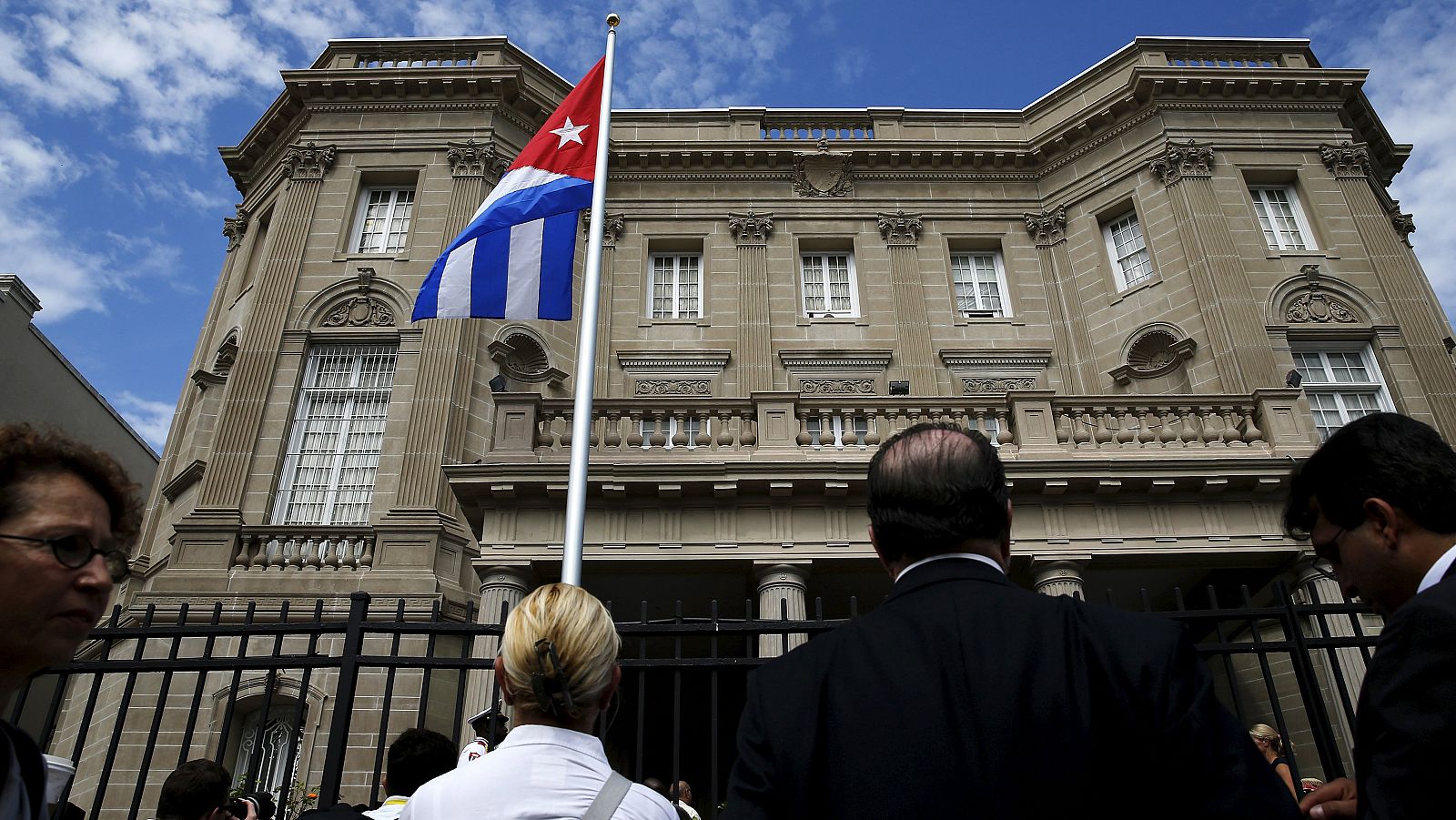 La embajada cubana en Estados Unidos ondea su bandera desde hace una semana