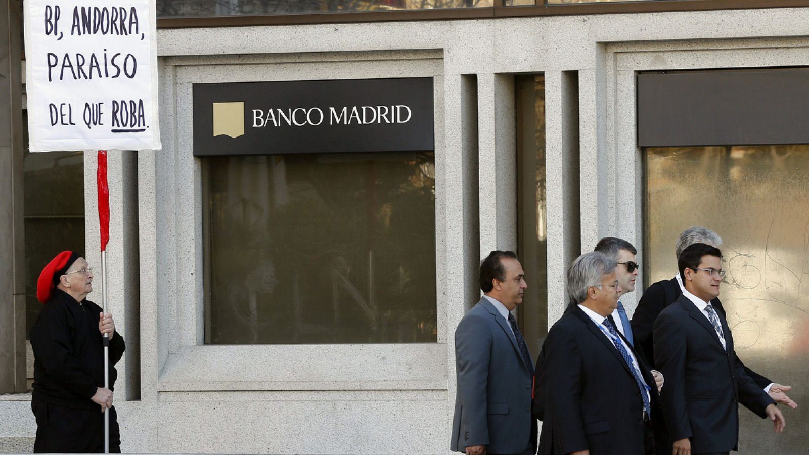 Un hombre protesta ante la sede del Banco Madrid (Archivo)