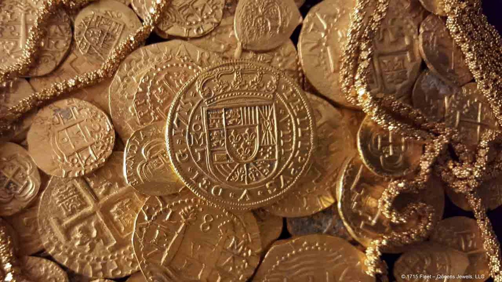 Vista de las monedas y el cordón de oro encontrado entre los restos del barco español hundido en 1715