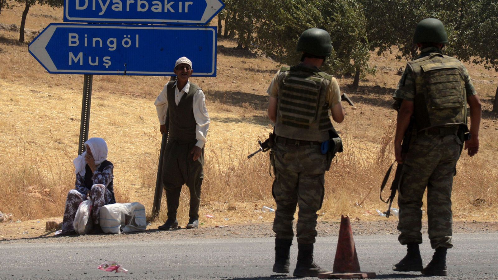 Control de soldados turcos cerca de Diyarbakir, capital del Kurdistán turco, el pasado domingo.