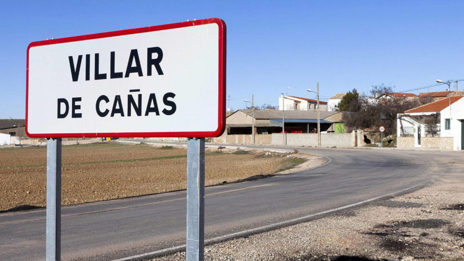 Un cartel indica la llegada a Villar de Cañas