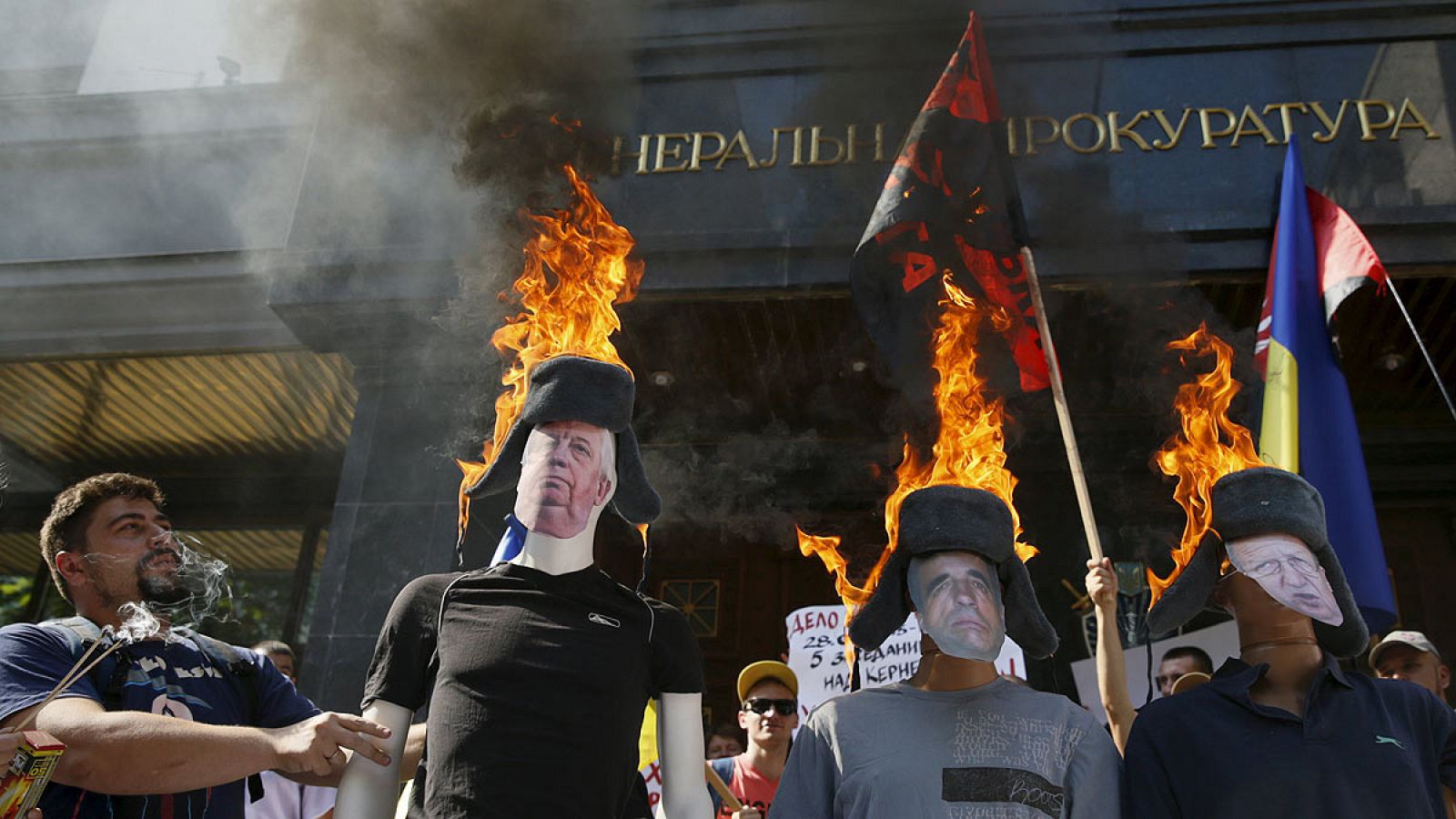 Imagen de archivo de activistas quemando maniquíes del expresidente Víctor Yanukóvich y sus diputados enfrente de la oficina del fiscal general