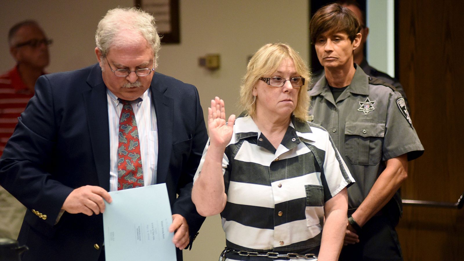 Joyce Mitchell adeclara en el juicio, junto con su abogada, mientras reconocía su culpabilidad  en el Tribunal de Clinton, en Plattsburgh, Nueva York