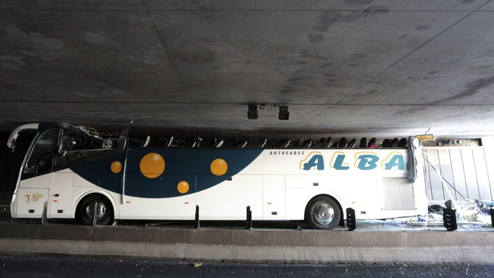Estado en el que quedó el autobús siniestrado en Lille (Francia).