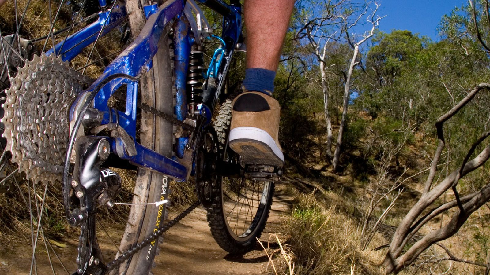 El ciclista chocó contra el cable eléctrico que colocaron en la carretera. 