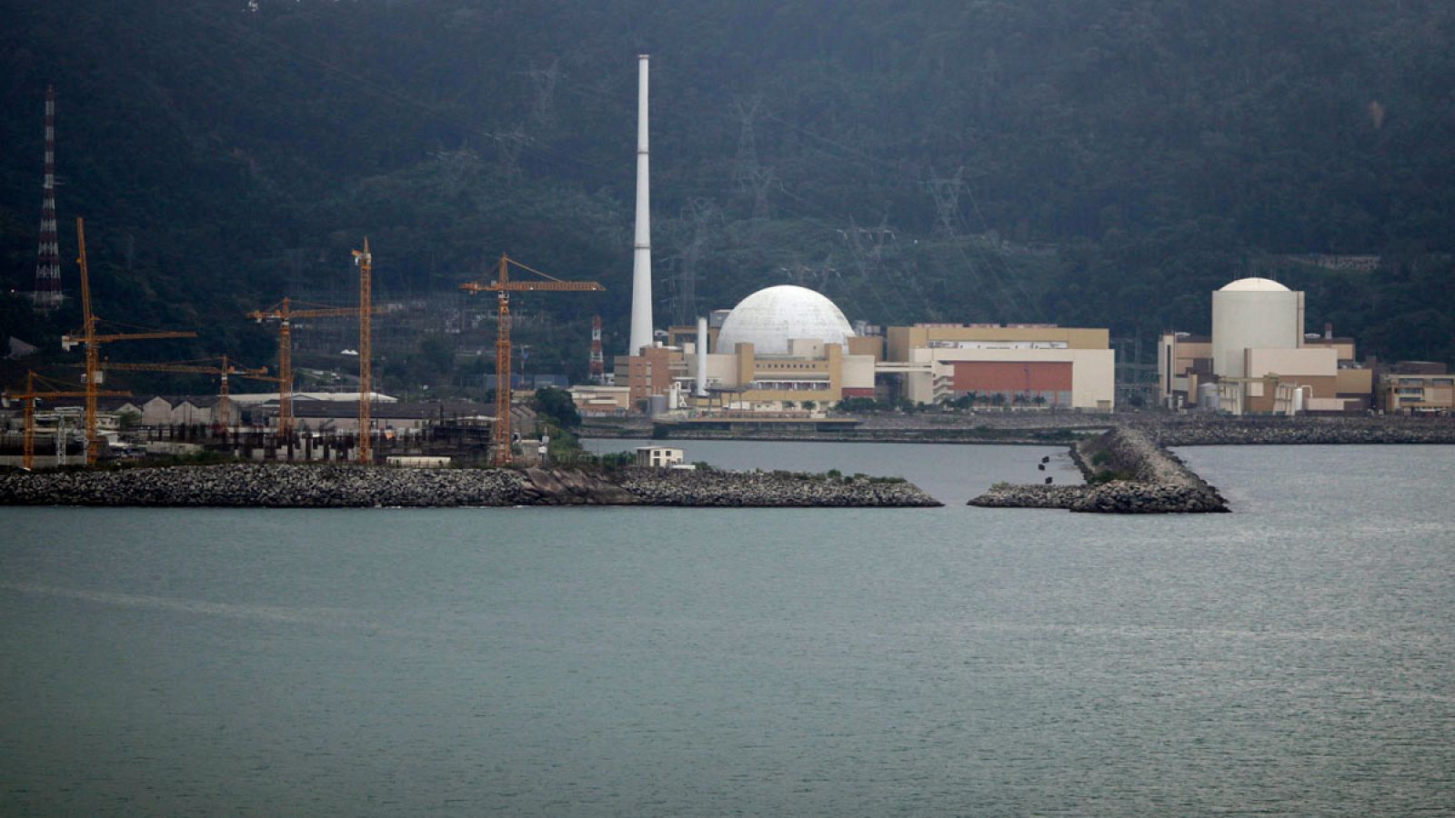 Vista general del complejo nuclear de Angra dos Reis, en Río de Janeiro (Brasil).