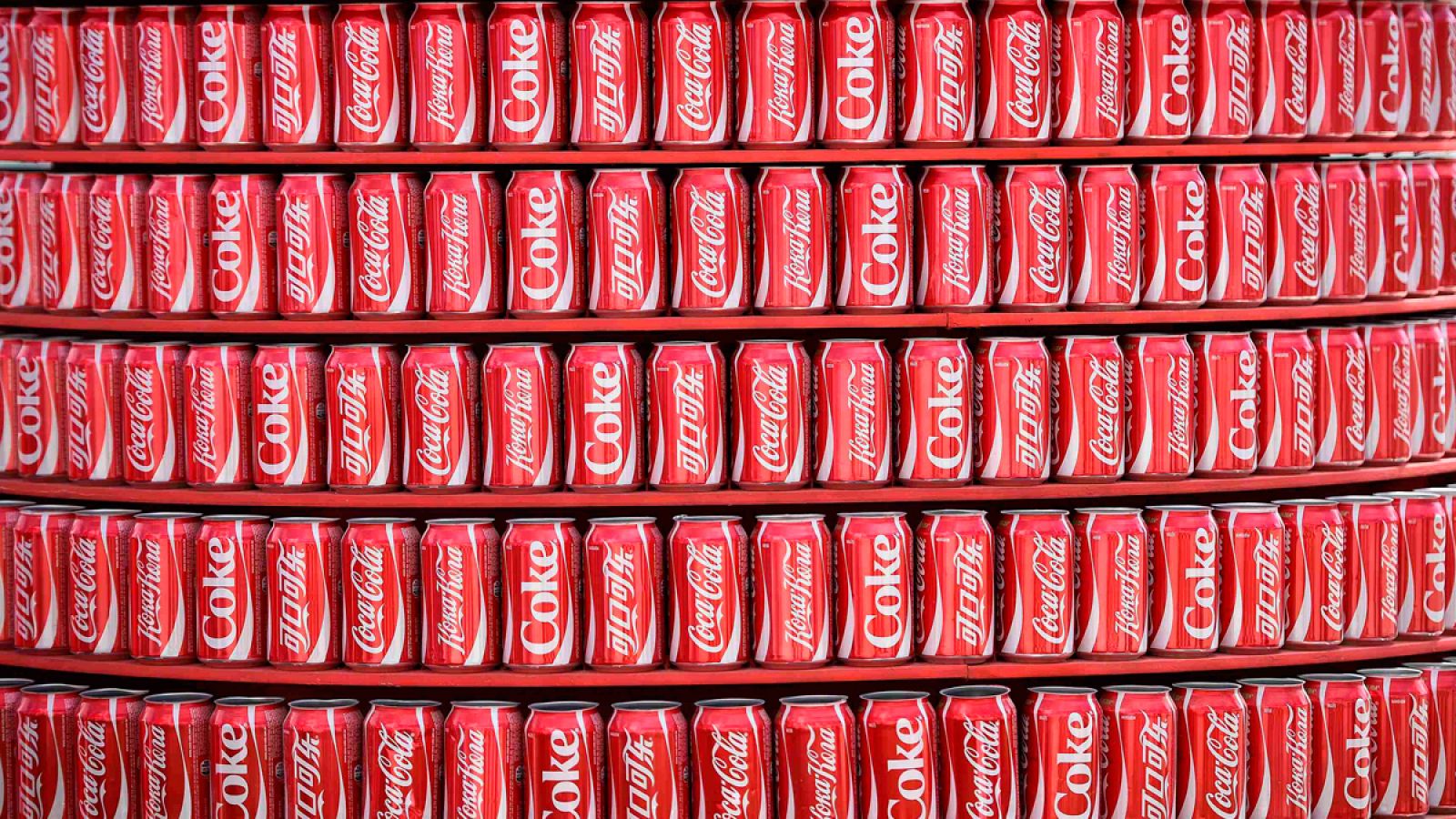 Latas de Coca-Cola en un expositor