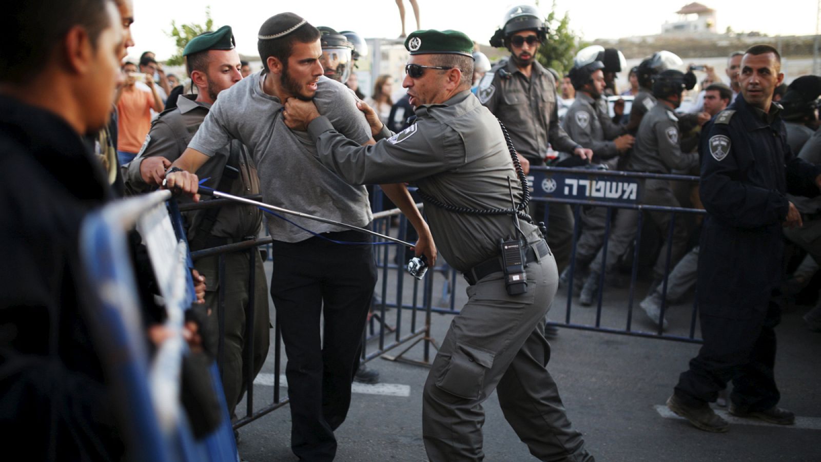 Colonos israelíes se enfrentan a la policía en una zona cercana  a los edificios que van a ser demolidos por orden del Tribunal Supremo israelí