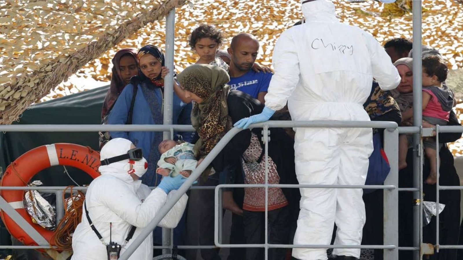 Los inmigrantes son ayudados a desembarcar del 'L.E. Niamh' en el puerto de Messina (Italia)