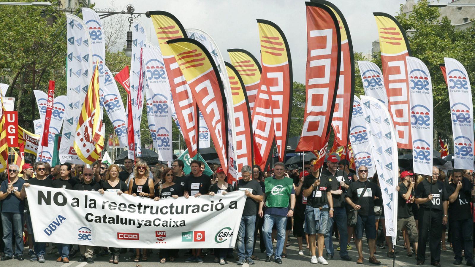Miles de empleados de CatalunyaCaixa se manifiestan por el centro de Barcelona