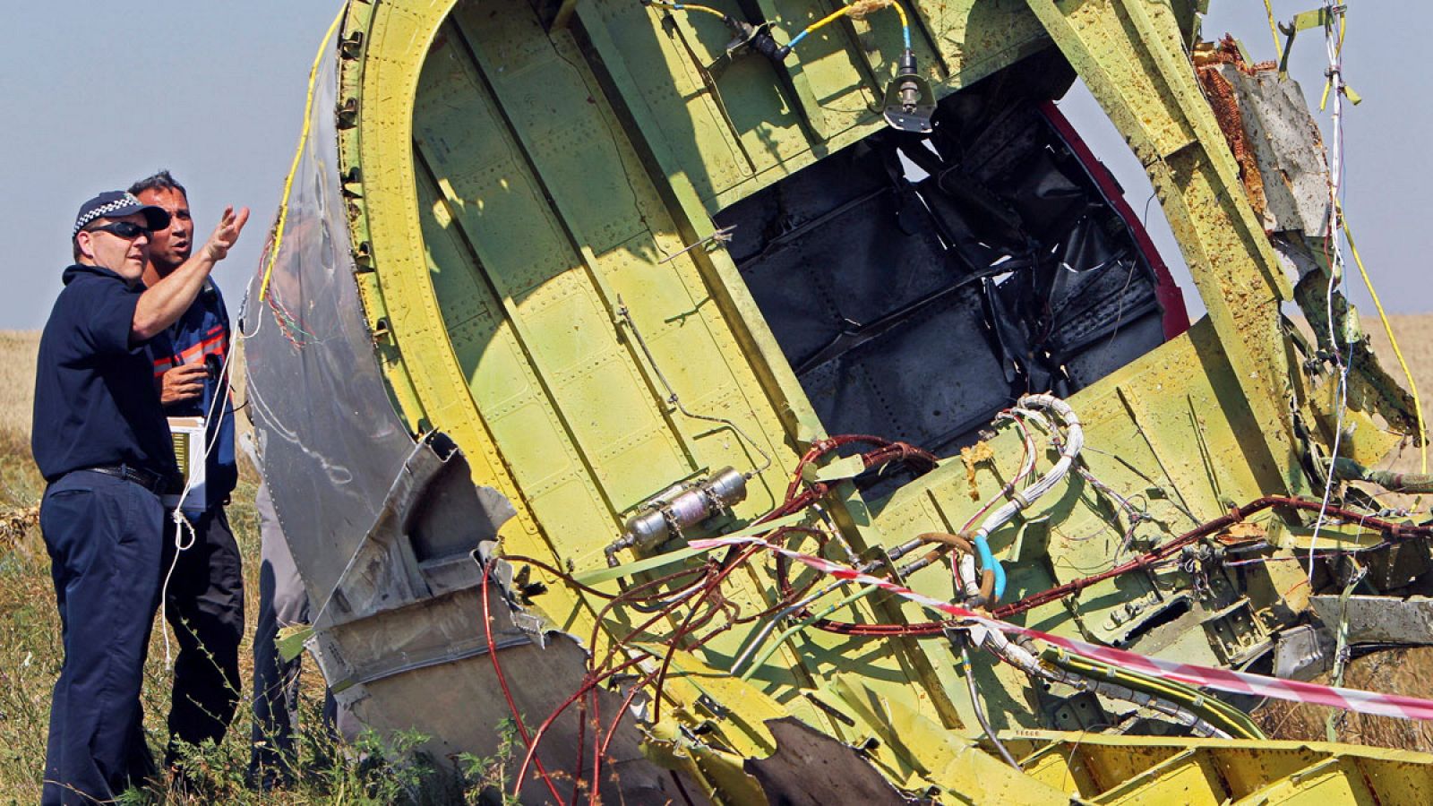Investigadores australianos y holandeses examinan los restos del vuelo MH17 malasio, presuntamente abatido por un misil en el este de Ucrania (Archivo).