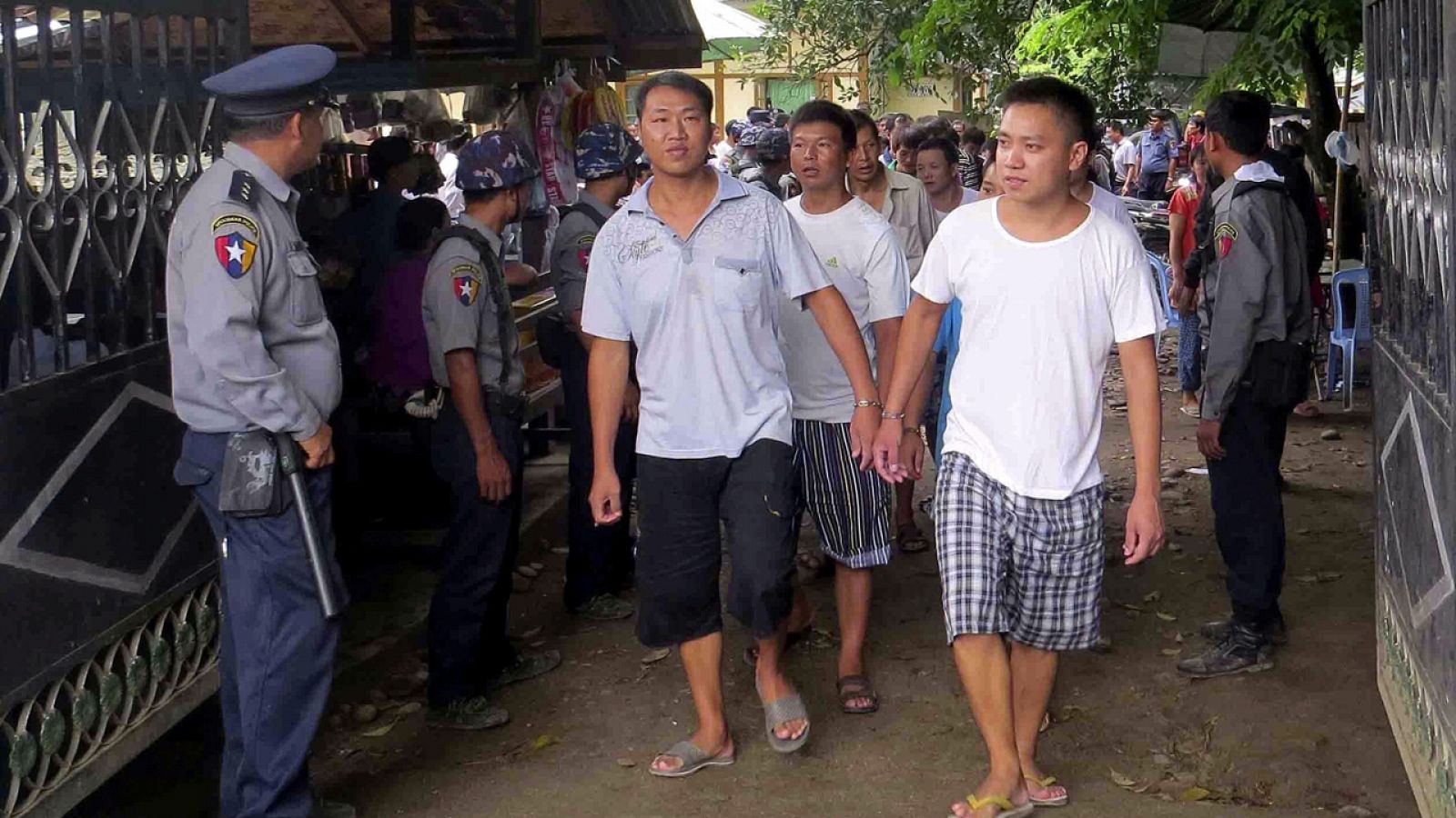 Los ciudadanos de nacionalidad china condenados a cadena perpetua a su salida de un tribunal en Myitkyina (Birmania), el pasado 22 de julio.